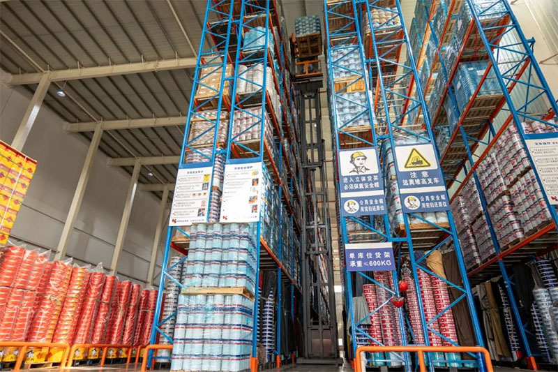 Caso de cliente | A empilhadeira/caminhão torre de três vias VNA da Zowell ajuda a indústria de embalagens abrangentes a obter armazenamento denso de alto nível